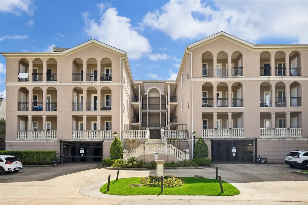 58 Briar Hollow Lane 203 Houston TX 77027