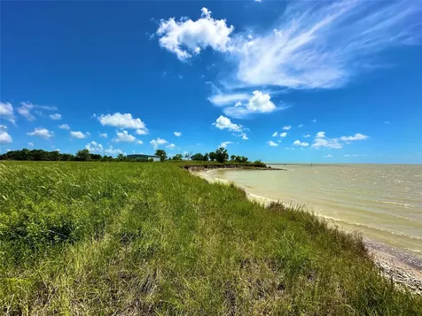 2101 W Bayshore Road Anahuac TX 77514