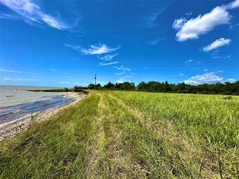 2101 W Bayshore Road Anahuac TX 77514