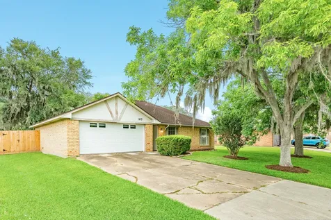 105 Sugar Cane Trace Lake Jackson TX 77566