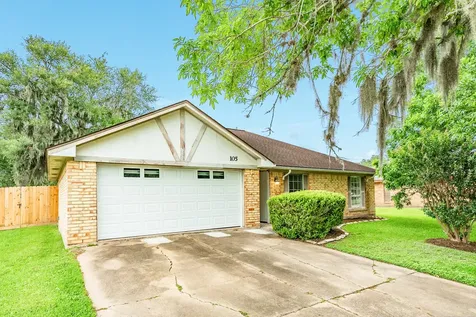 105 Sugar Cane Trace Lake Jackson TX 77566