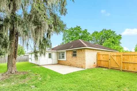 105 Sugar Cane Trace Lake Jackson TX 77566