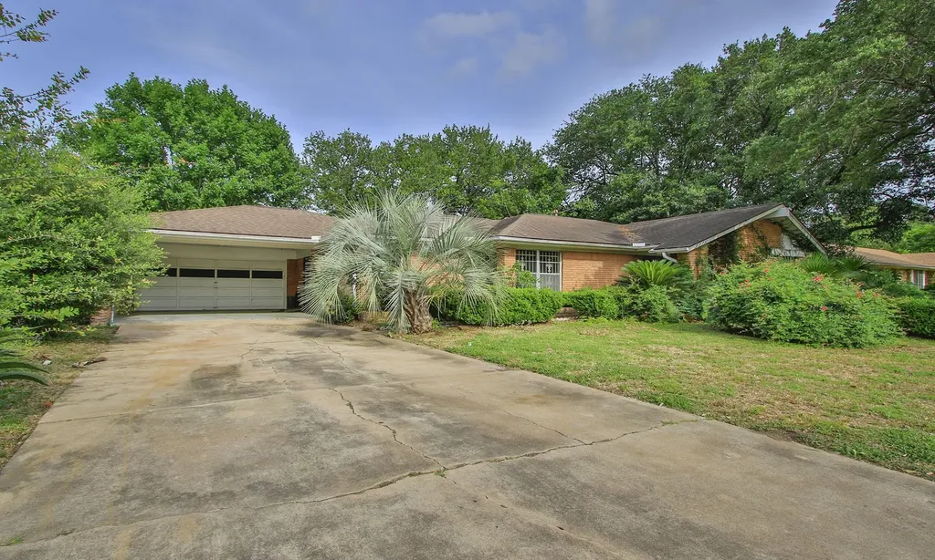 8215 Glencrest Street Houston TX 77061