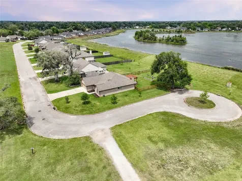 461 Twin Lakes Boulevard W West Columbia TX 77486