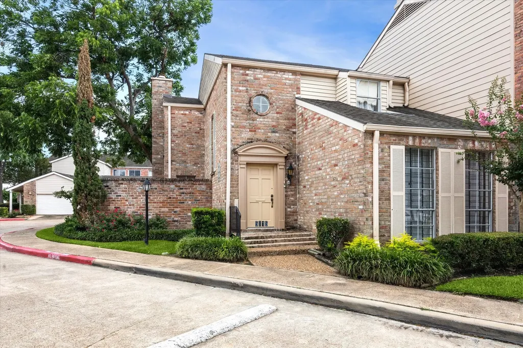 5815 Lynbrook Drive 103 Houston TX 77057