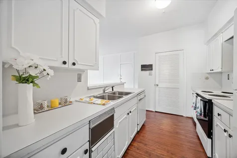 5815 Lynbrook Drive 103 Houston TX 77057