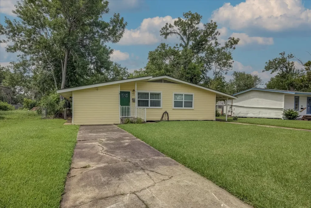 211 Magnolia Street Lake Jackson TX 77566