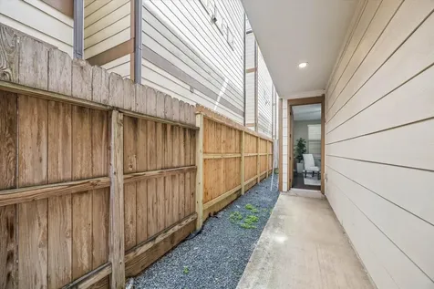 1031 W 21st Street B Houston TX 77008