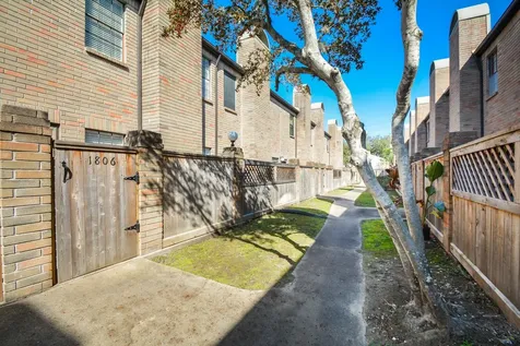 9850 Pagewood Lane 1806 Houston TX 77042