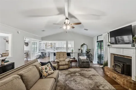 906 Standley Road Madisonville TX 77864