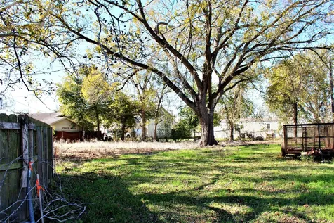 628 Austin Street Columbus TX 78934