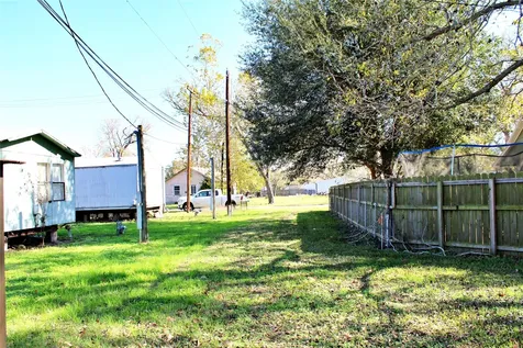 628 Austin Street Columbus TX 78934