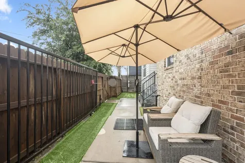 1041 W 17th Street Houston TX 77008