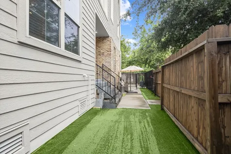 1041 W 17th Street Houston TX 77008
