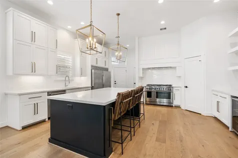 802 Aurora Street Houston TX 77009