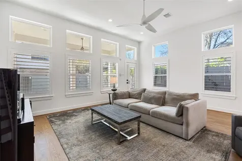 802 Aurora Street Houston TX 77009