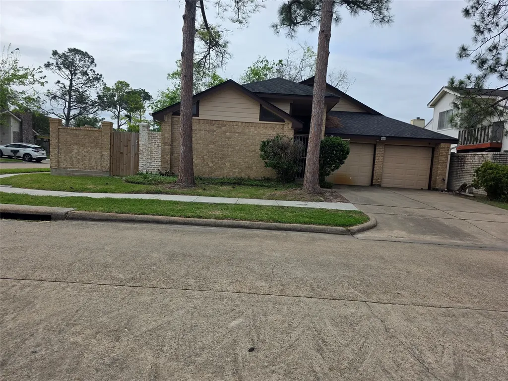 7803 La Rochelle Circle Houston TX 77071