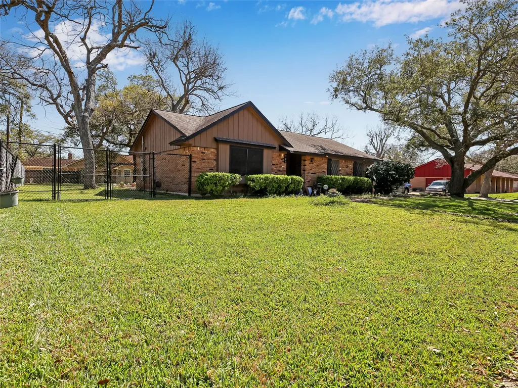 721 Sycamore Street Lake Jackson TX 77566