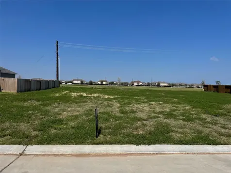 660 Woodhaven Lakes Drive La Marque TX 77568
