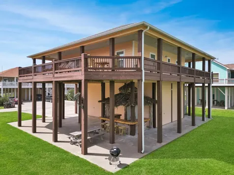 944 Raymond Crystal Beach TX 77650