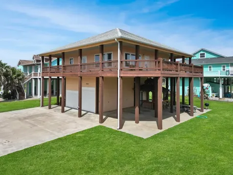 944 Raymond Crystal Beach TX 77650