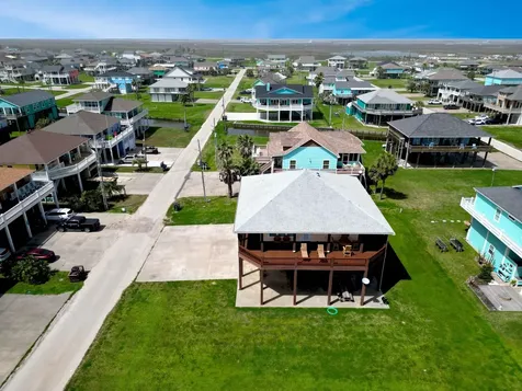 944 Raymond Crystal Beach TX 77650