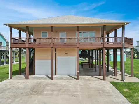 944 Raymond Crystal Beach TX 77650