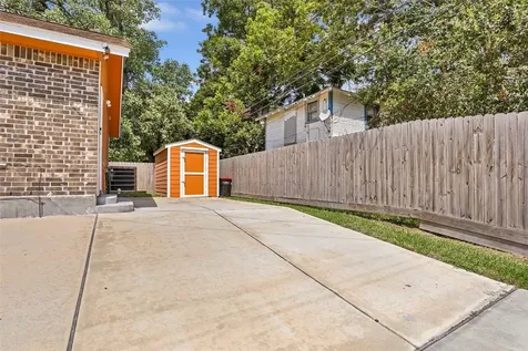 520 E Defee Avenue Baytown TX 77520