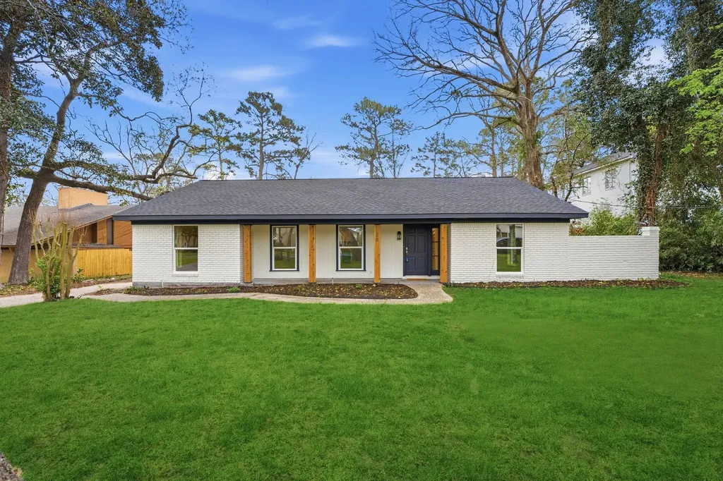 28 Winged Foot Drive Panorama Village TX 77304