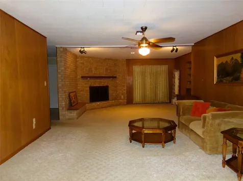516 N College Street Weimar TX 78962