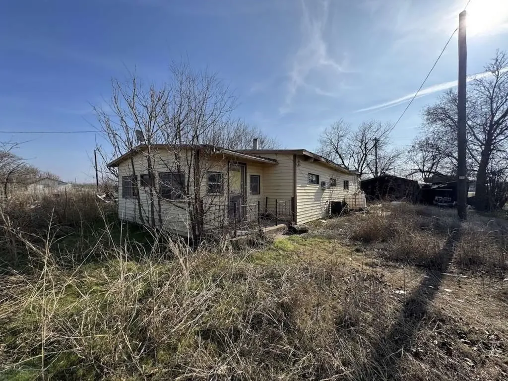 502 E Franklin Avenue Electra TX 76360