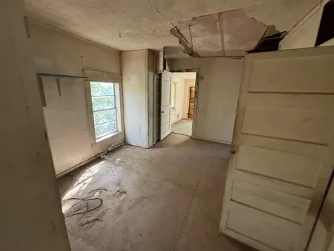 502 E Franklin Avenue Electra TX 76360