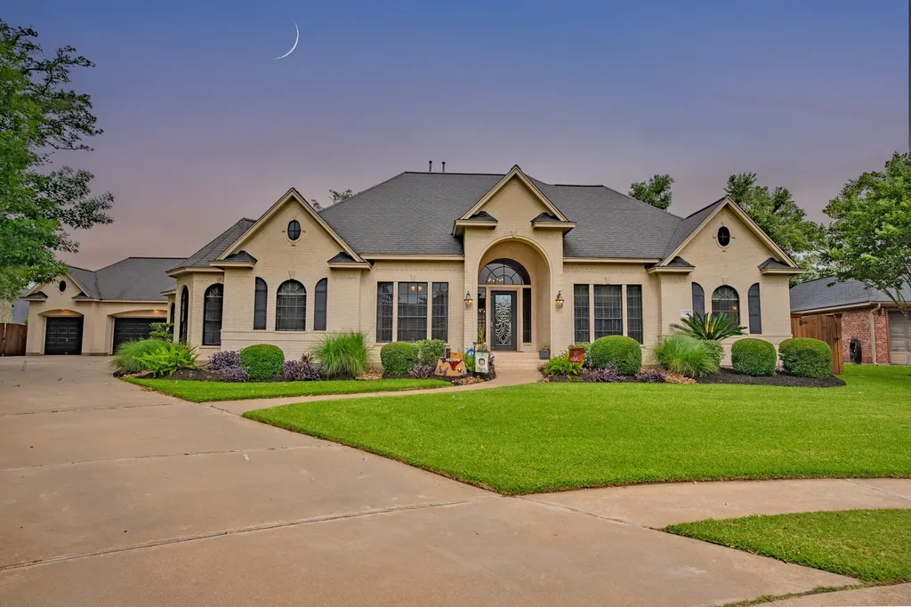 56 English Oak Court Lake Jackson TX 77566