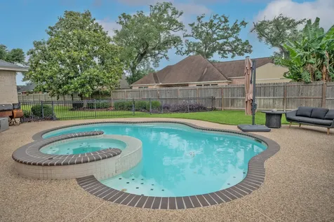 56 English Oak Court Lake Jackson TX 77566