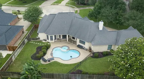 56 English Oak Court Lake Jackson TX 77566
