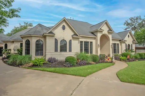 56 English Oak Court Lake Jackson TX 77566