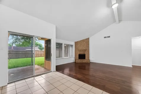 1122 Woodbridge Avenue Pearland TX 77584