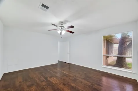 1122 Woodbridge Avenue Pearland TX 77584