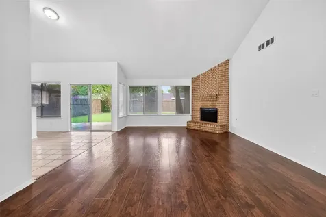 1122 Woodbridge Avenue Pearland TX 77584