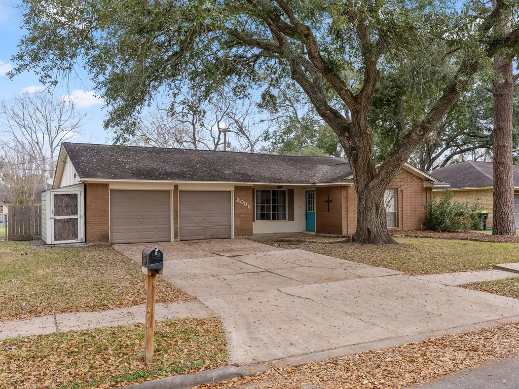 2005 Candlewood Drive Bay City TX 77414