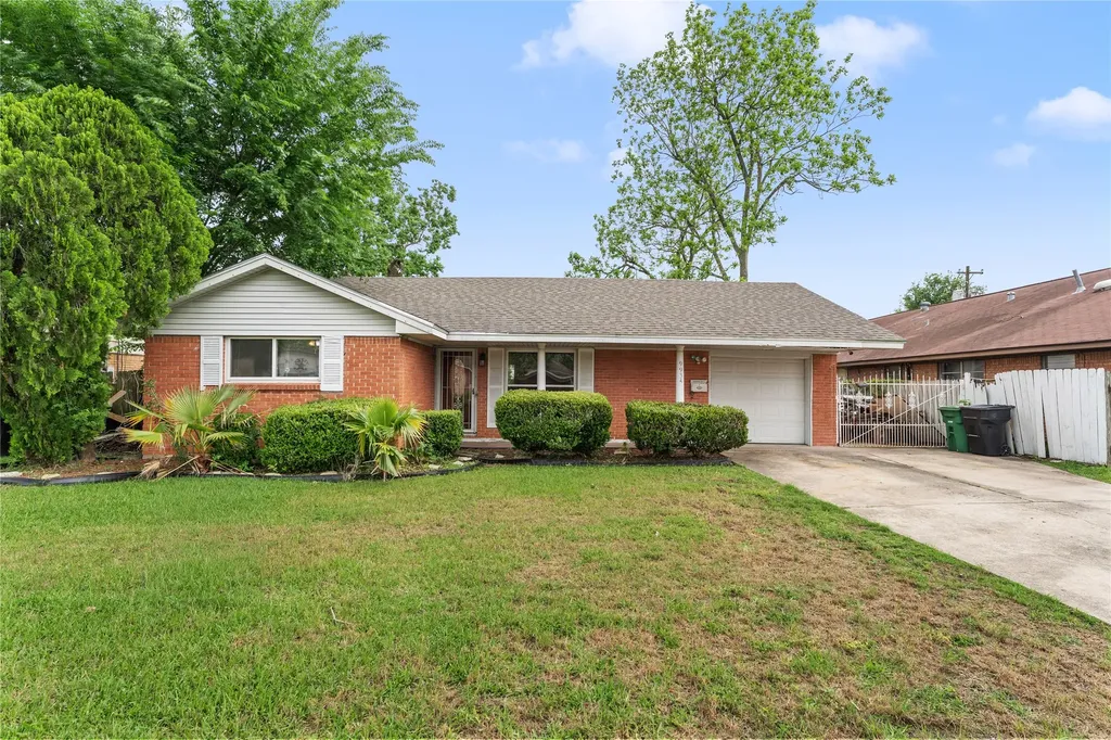 9934 Aves Street Houston TX 77034