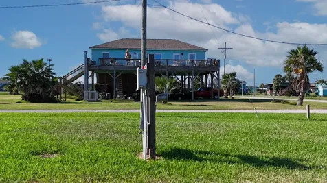 913 O Neil Road Crystal Beach TX 77650