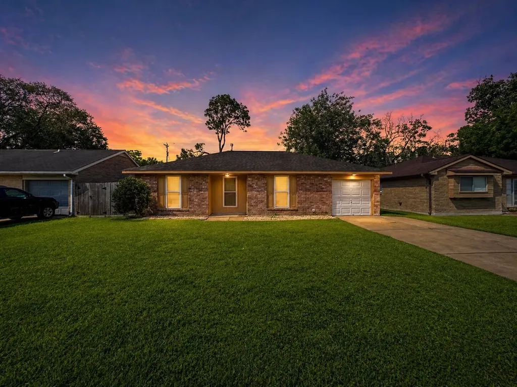 506 Avondale Lane Friendswood TX 77546