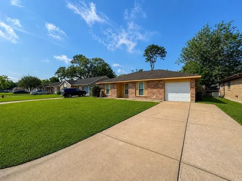 506 Avondale Lane Friendswood TX 77546