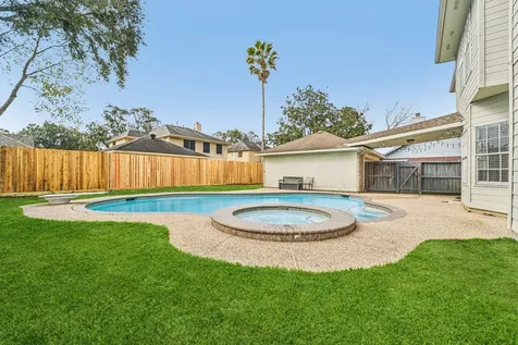1808 N Mission Circle Friendswood TX 77546