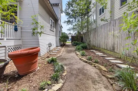 2009 Arlington Street Houston TX 77008