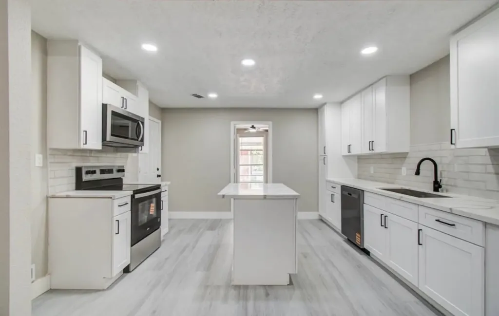 1007 San Jacinto Street Highlands TX 77562