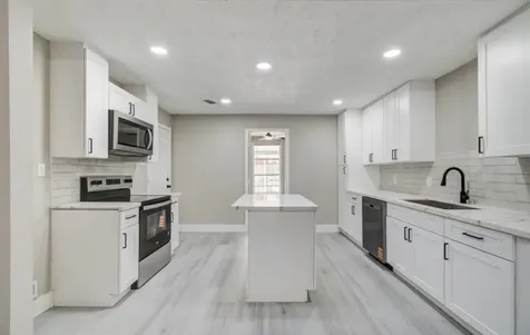 1007 San Jacinto Street Highlands TX 77562