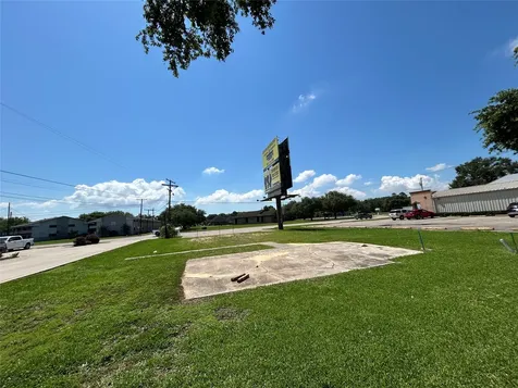2402 Nall Street Port Neches TX 77651