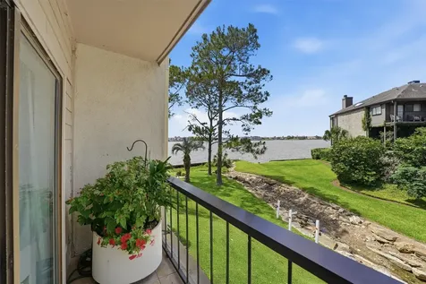 401 Lakeside Lane 113 Houston TX 77058